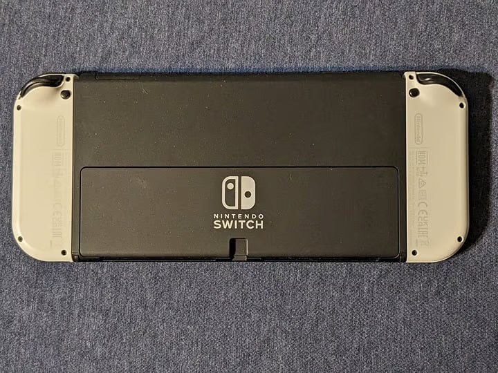 Nintendo Switch OLED White - Excellent condition 6S36