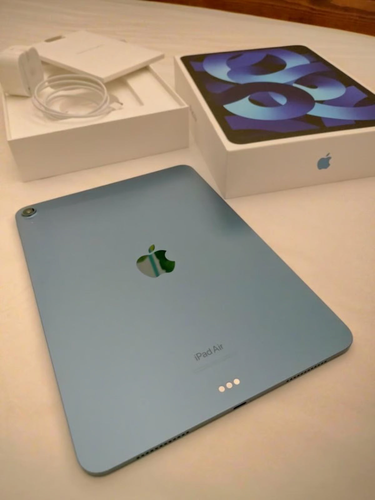 Apple iPad Air 5th Generation 64 GB in Black with Logitech folio touch case 3R96