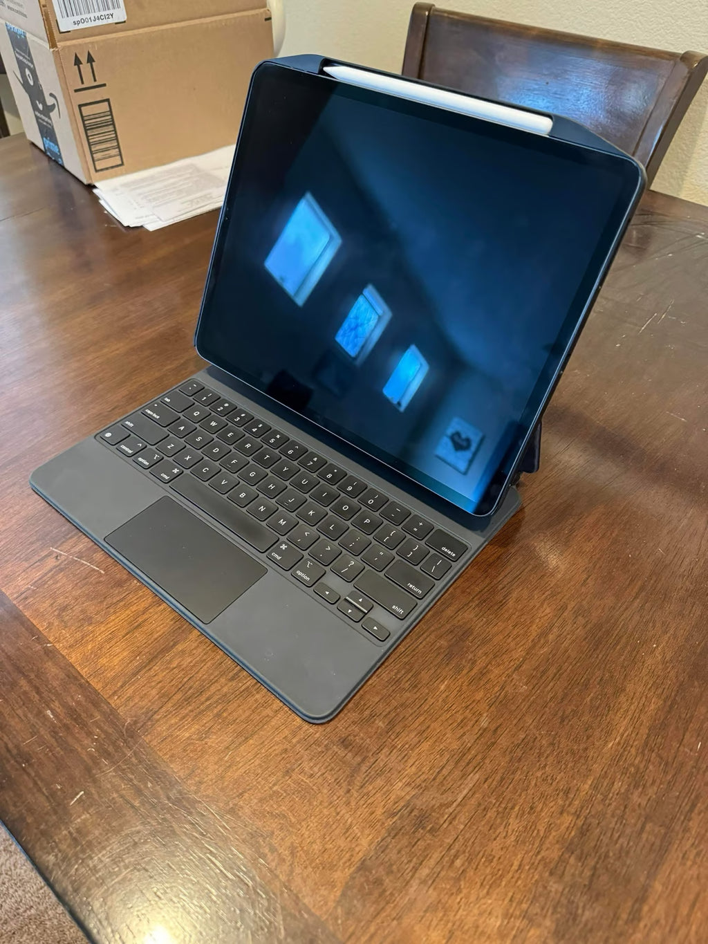 iPad Pro 12.9 3rd Gen (256GB) - w/Apple Pencil and Magic Keyboard 6B99