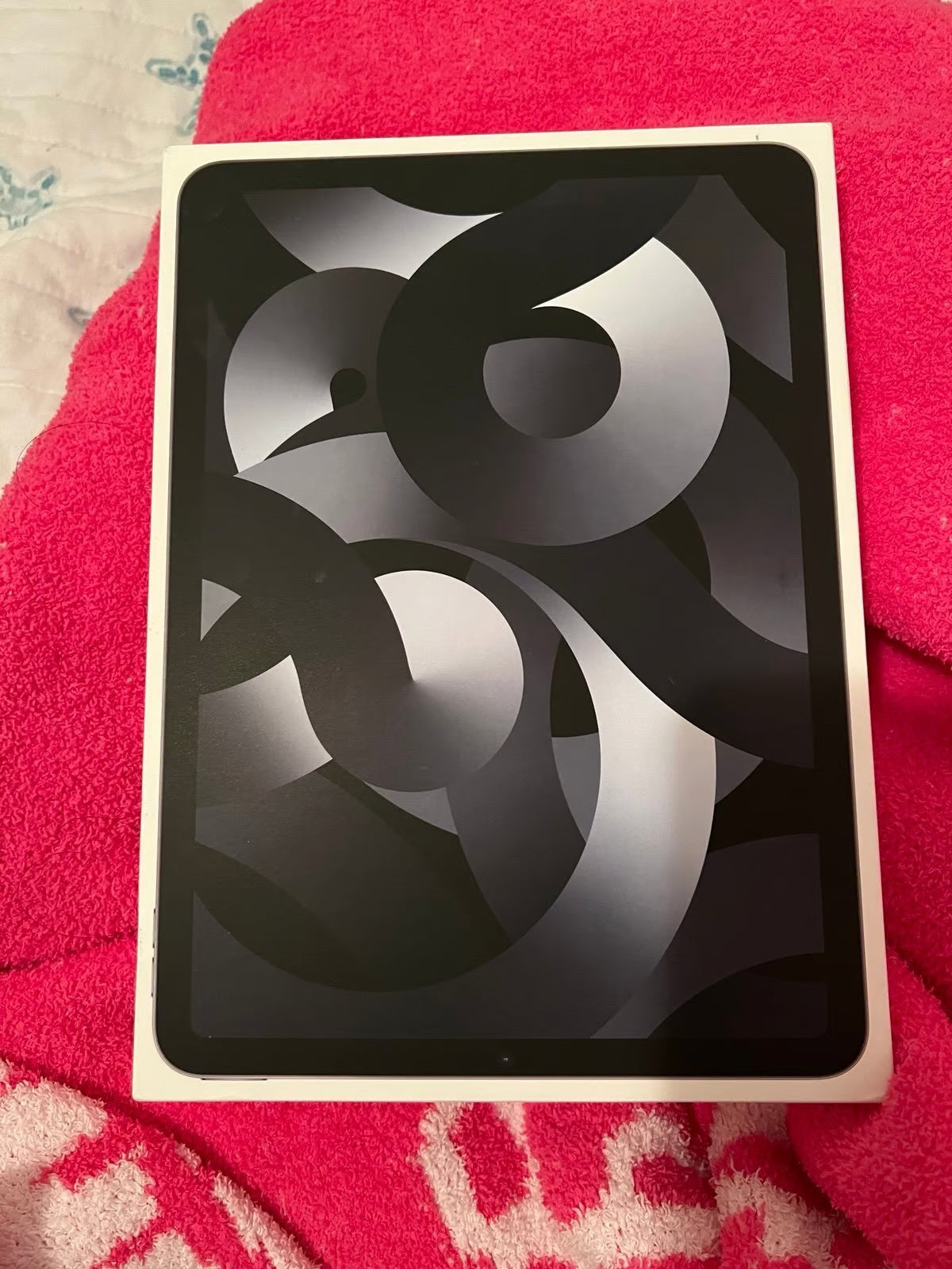 Apple iPad Air 5th Generation 256 GB in Space Gray 1K15