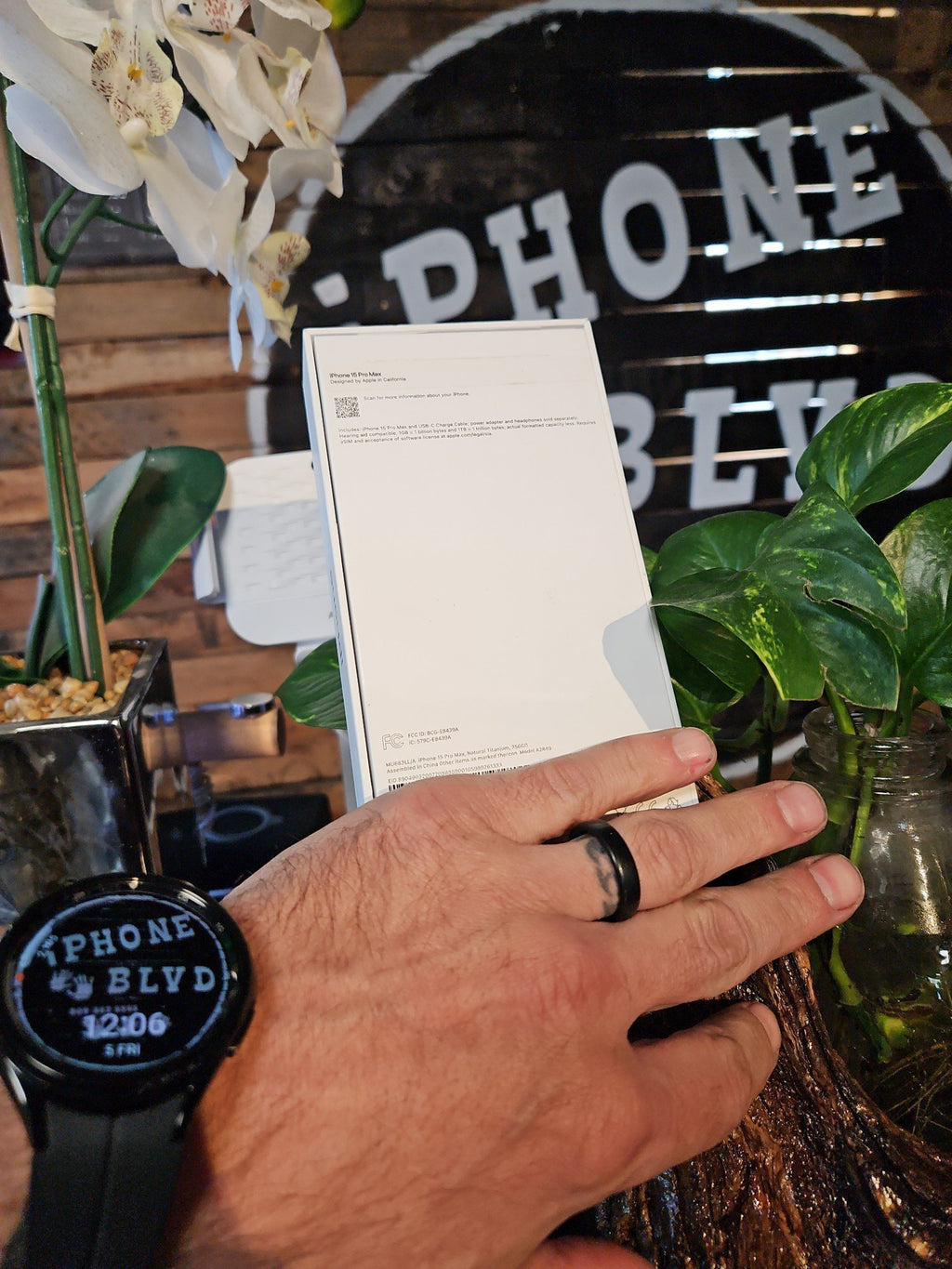 iPhone 15 pro max unlocked 256gb Titanium White unlocked NEW 9P17