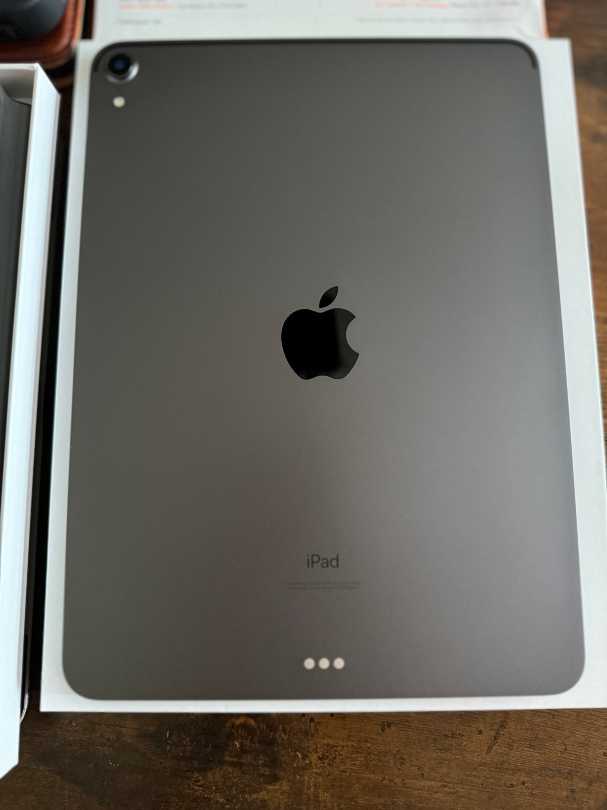 Apple iPad Pro 1st Generation 64 GB in Space Gray with Magic Keyboard 3B79