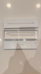 Apple iPad 12.9-inch iPad Pro (6th Gen) Wi-Fi + Cellular 128GB with accessories 5A73