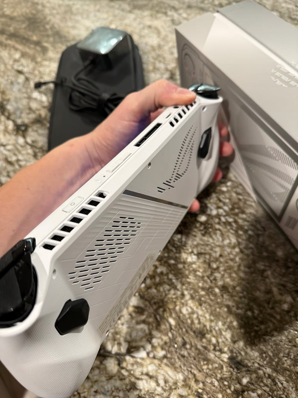 ASUS ROG Ally 7鈥?AMD Ryzen z1 extreme processor 512 GB 6N67