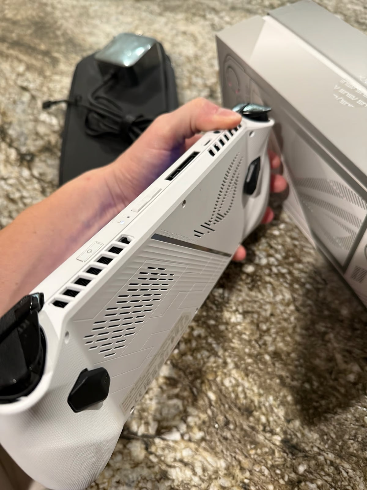 ASUS ROG Ally 7鈥?AMD Ryzen z1 extreme processor 512 GB 6N67