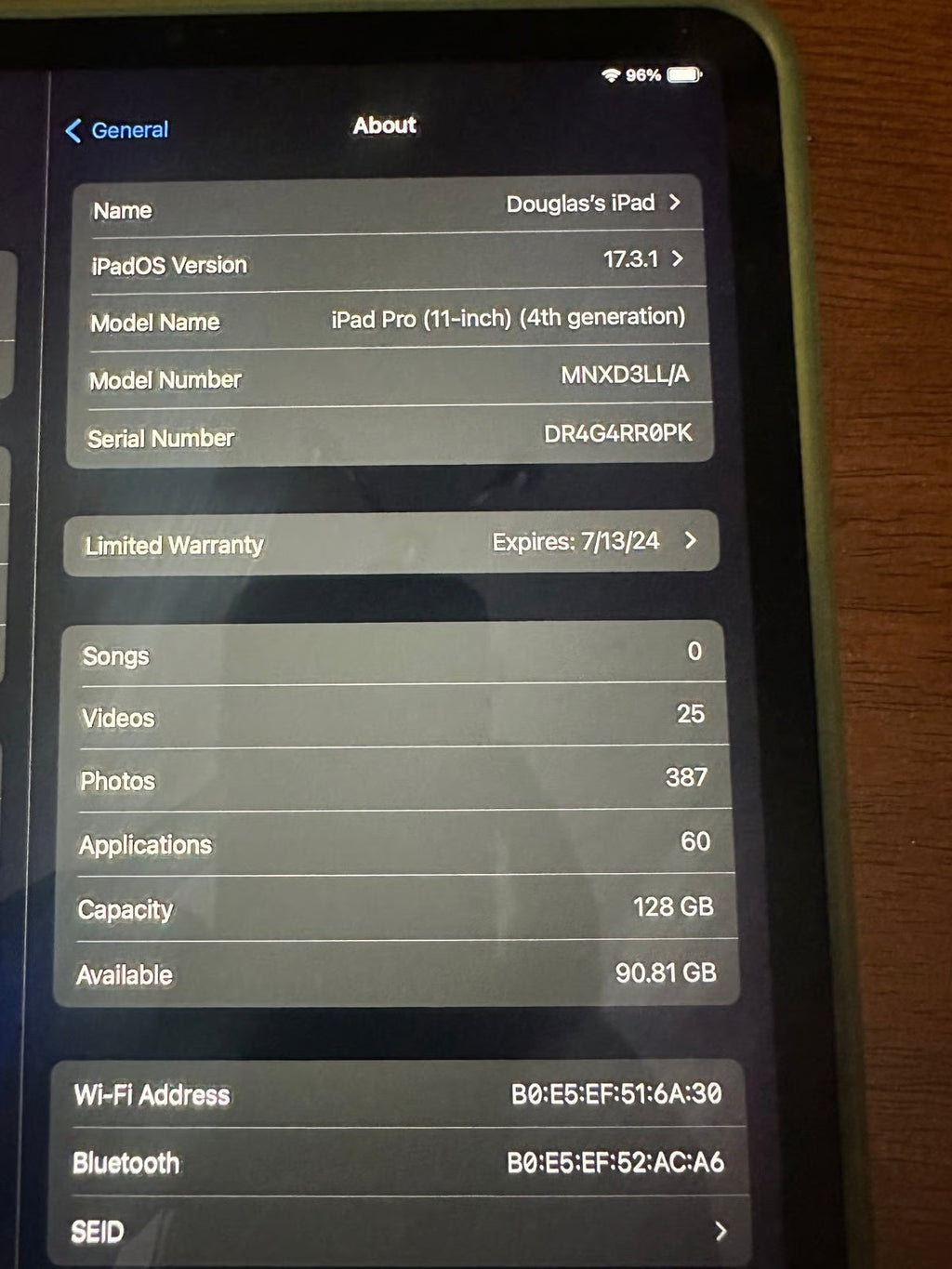 iPad Pro 11 inch gen4 128gb with apple Magic Keyboard 6J73