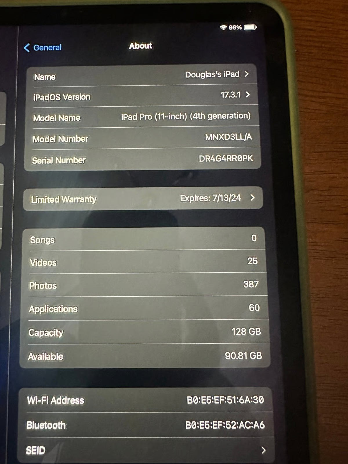 iPad Pro 11 inch gen4 128gb with apple Magic Keyboard 6J73