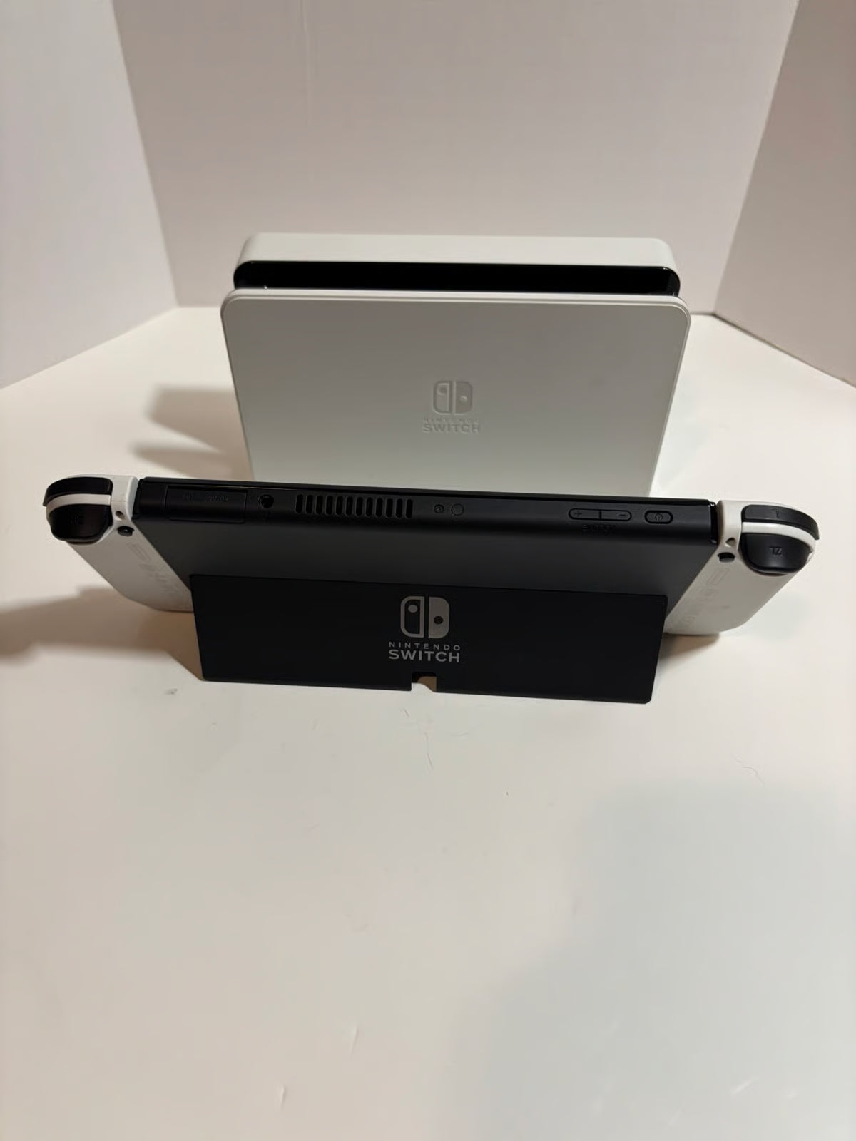 Nintendo Switch OLED HEG-001 Portable/Handheld Gaming Console (BUNDLE) 8T17