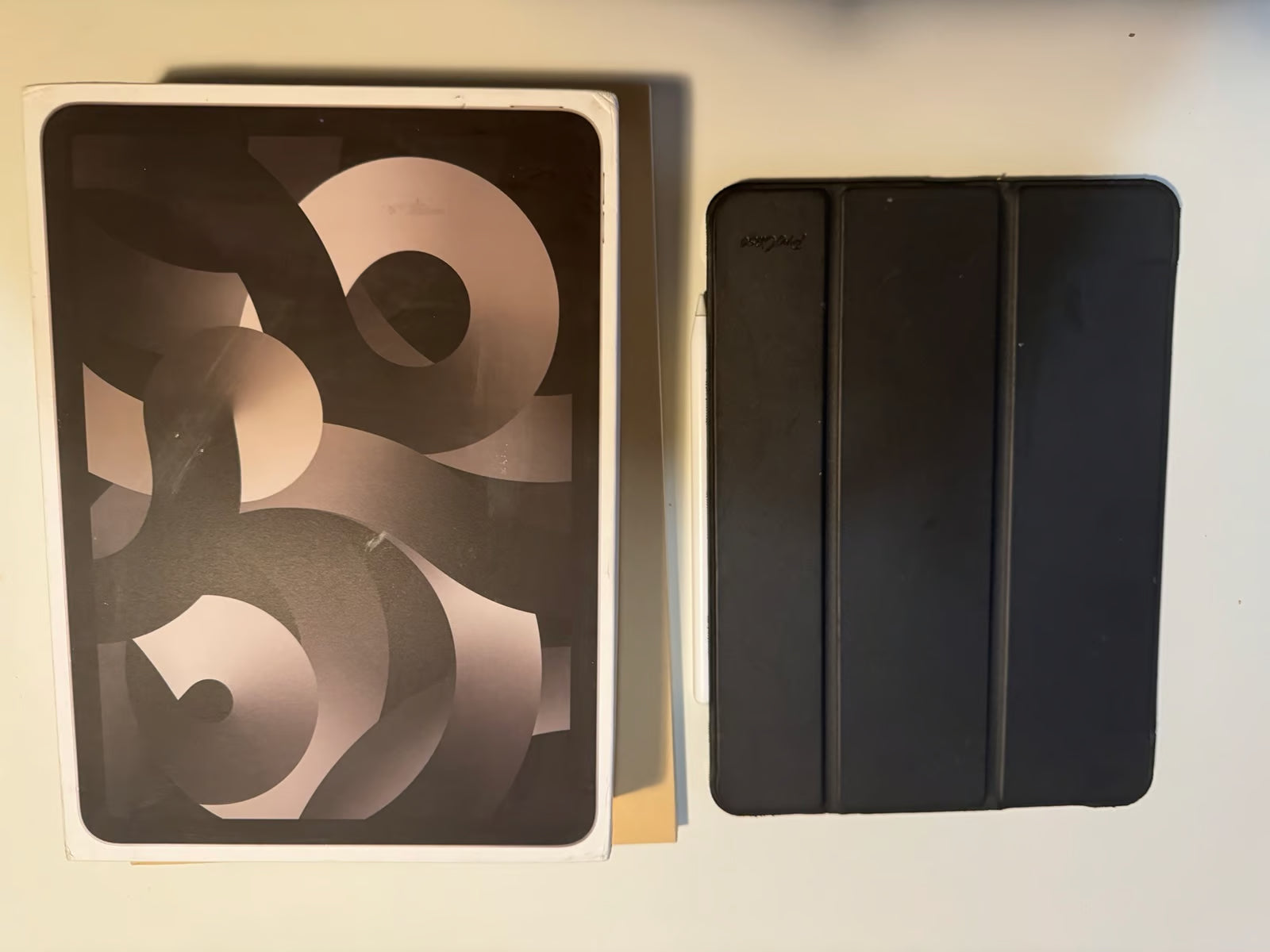 Apple 2022 iPad Air 5th Generation M1 256GB + Apple Pencil and Case 7E38