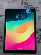 Apple iPad Pro 12.9�?2nd generation 64GB unlocked like new! 3M69