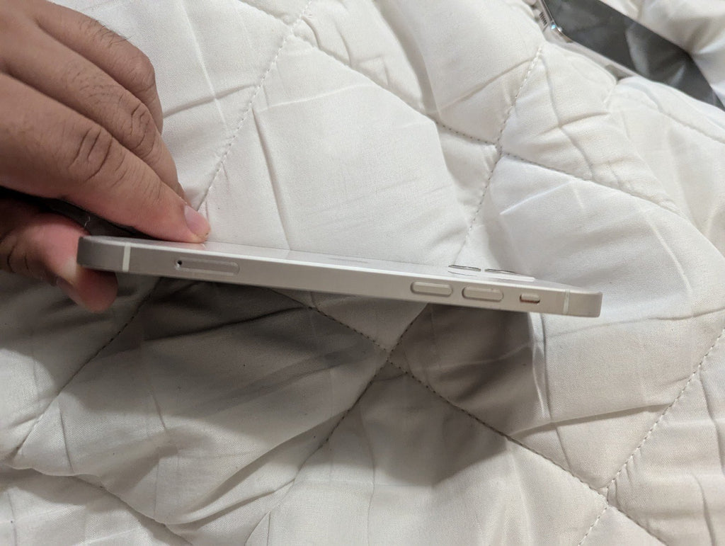 Apple iPhone 12 128 GB in White 8Y76