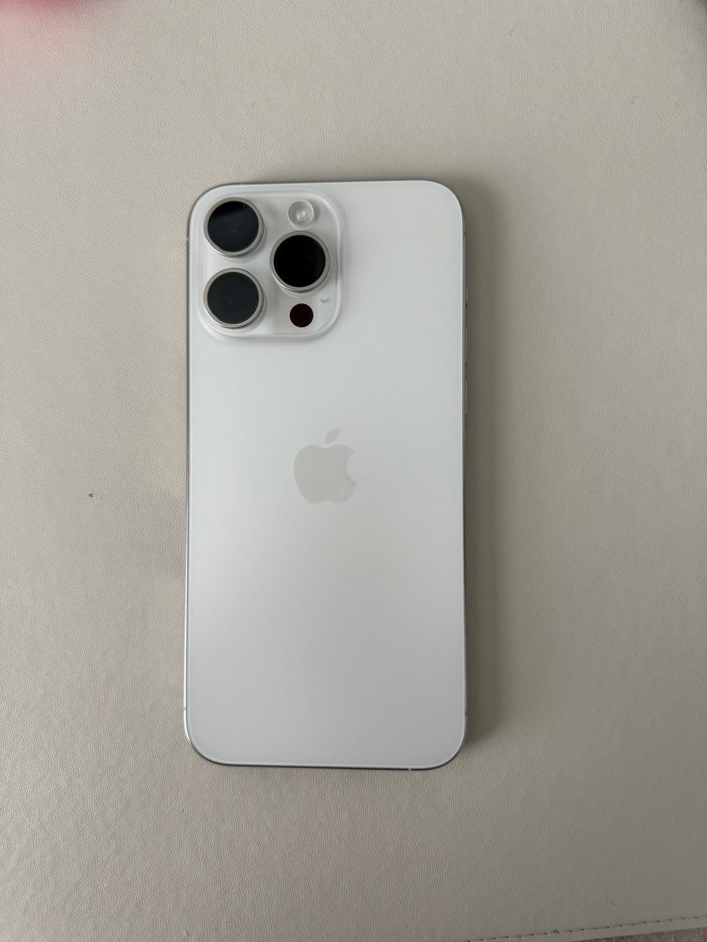 iPhone 15 Pro Max White Titanium Unlocked 256 GB 3V18