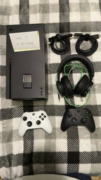 XBOX Series X 1TB (+ 2TB Seagate Card) (+2 XBOX X Controllers) + Headphones 3D99