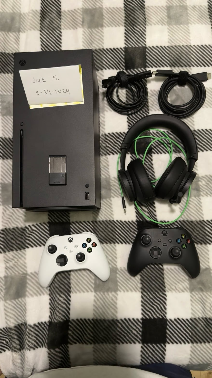XBOX Series X 1TB (+ 2TB Seagate Card) (+2 XBOX X Controllers) + Headphones 3D99