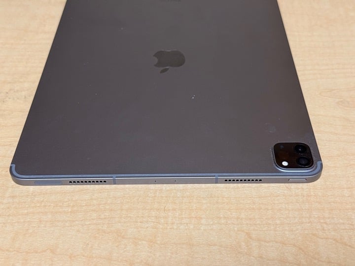 ACCESSORIES INCLUDED - M2 12.9"" iPad Pro 256GB Cellular Lightly Used - Unlocked 8D63