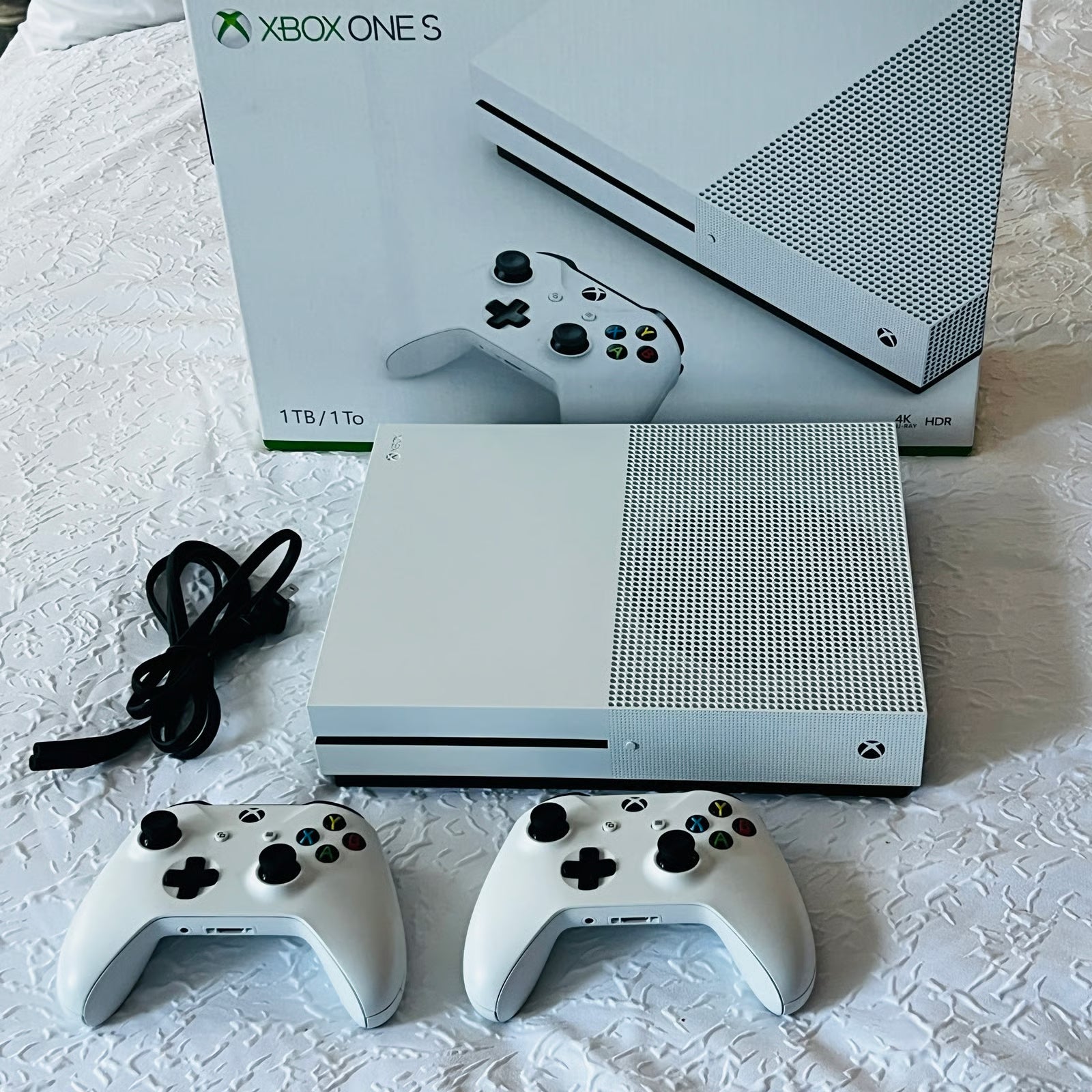Xbox One S Box 1TB + 2 Wireless Controllers 3V39