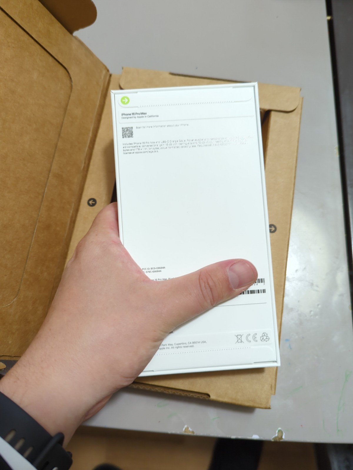 iPhone 16 pro max 256gb Black Titanium Or Desert Titanium Unlocked 8H68