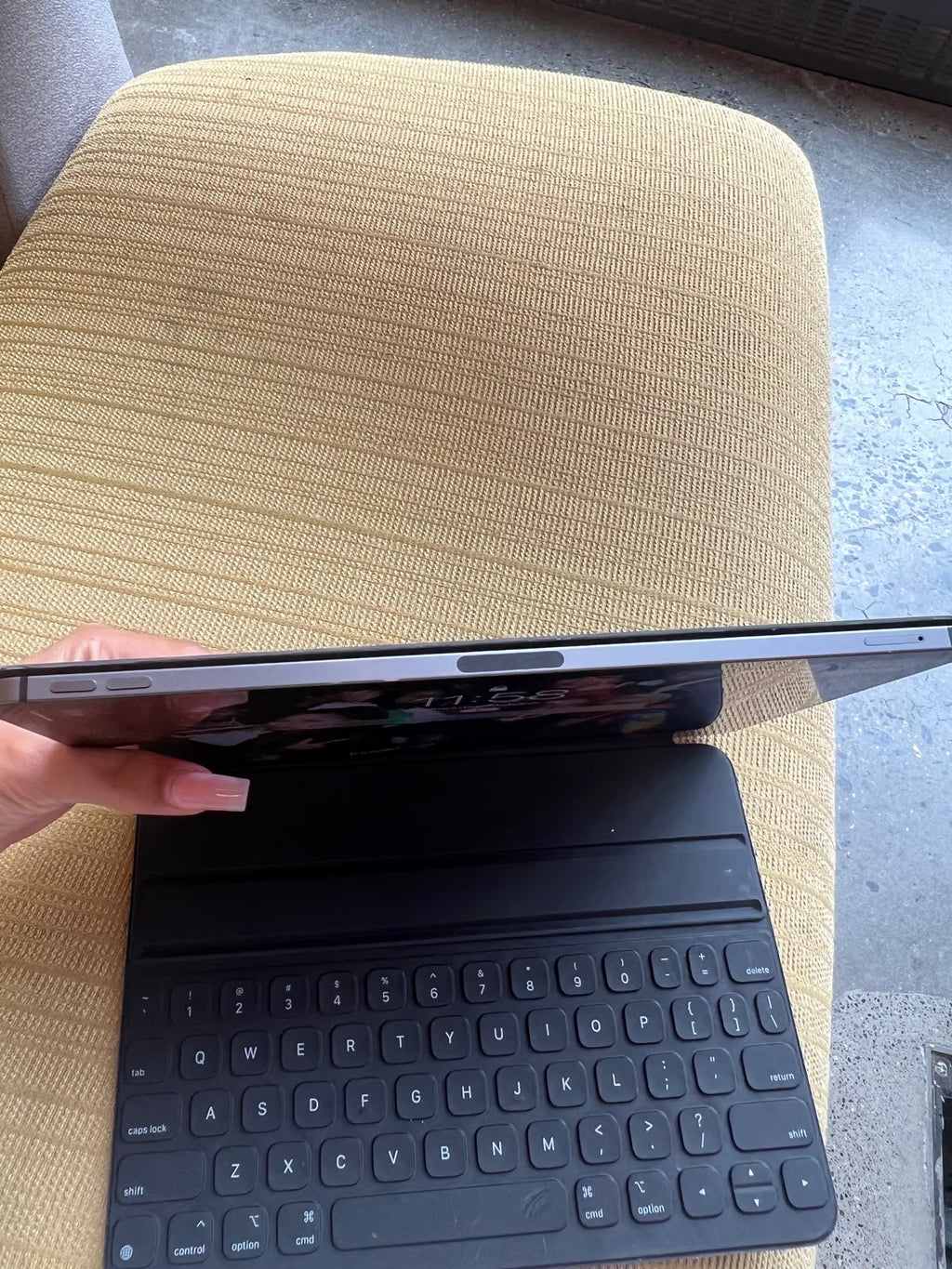 Apple iPad Air 4th Generation 64 GB in Black with keyboard 8N19