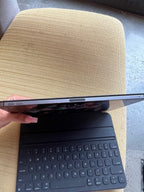 Apple iPad Air 4th Generation 64 GB in Black with keyboard 8N19