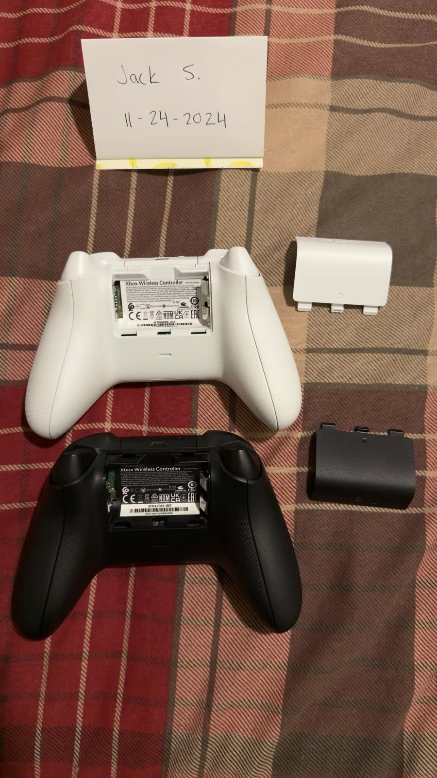 XBOX Series X 1TB (+ 2TB Seagate Card) (+2 XBOX X Controllers) + Headphones 3D99