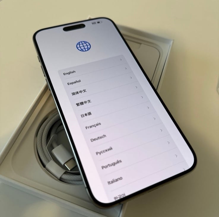 iPhone 15 Pro Max (T-Mobile) and MagSafe Case 2W78