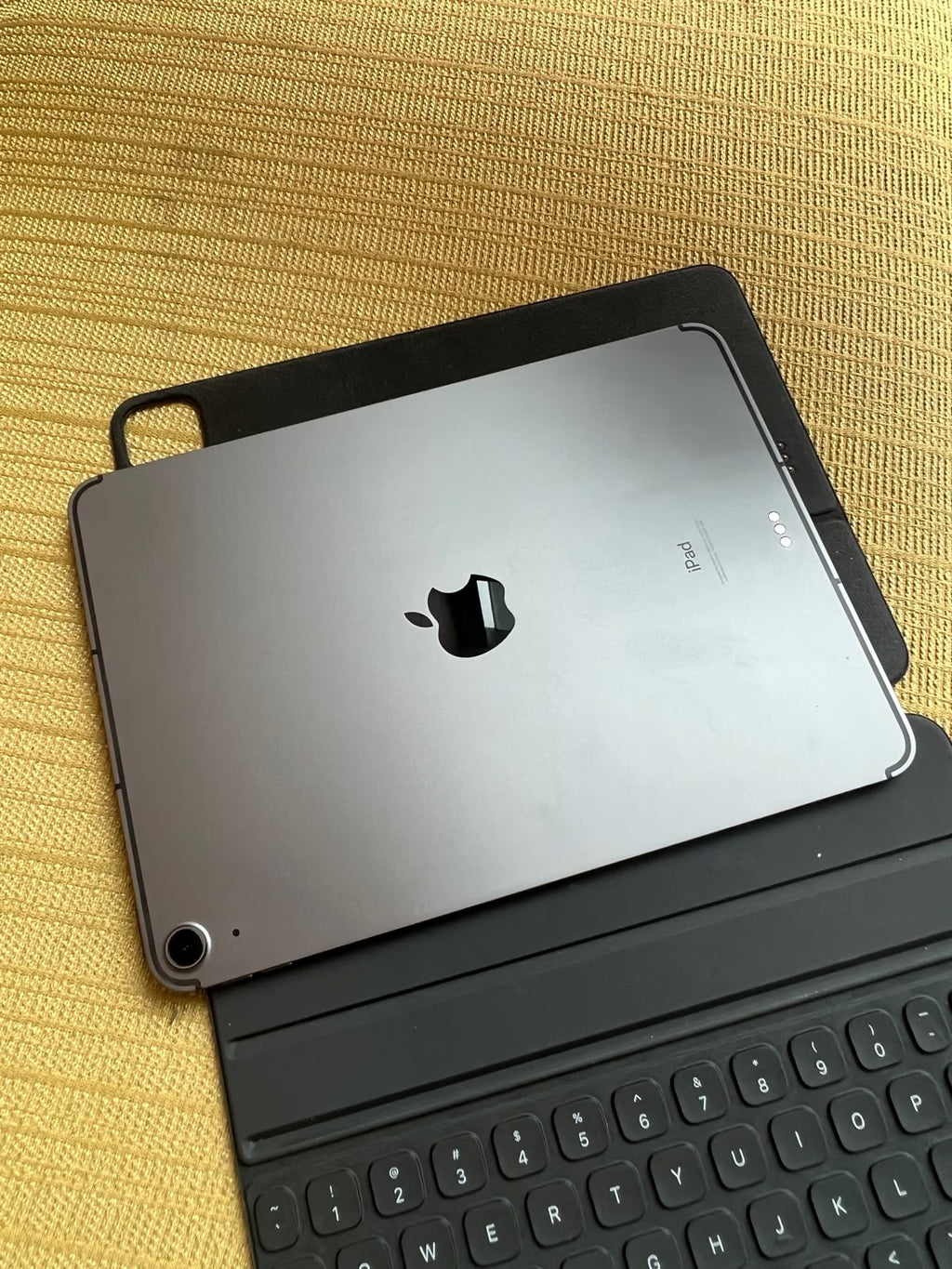 Apple iPad Air 4th Generation 64 GB in Black with keyboard 8N19