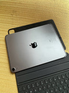 Apple iPad Air 4th Generation 64 GB in Black with keyboard 8N19