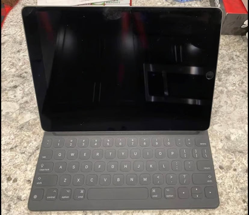 Apple iPad Air 3rd Generation 64 GB with Smart Keyboard 6L31