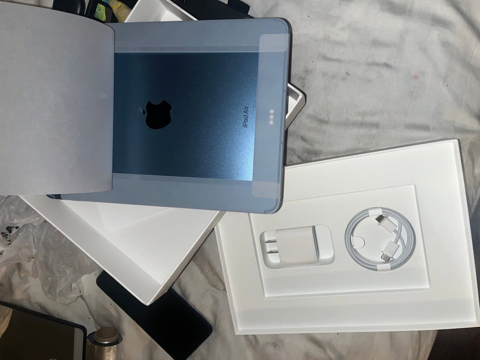 Apple iPad Air 5th Generation 64 GB in Blue 2M72