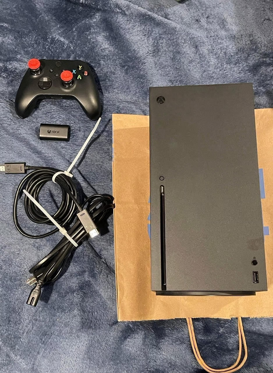 Microsoft Xbox Series X 1TB Video Game Console - Black with original box 7H35