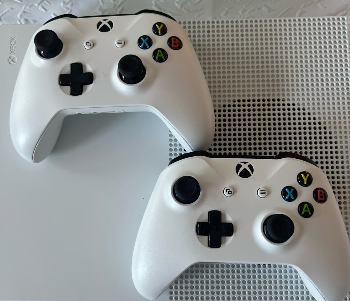 Xbox One S Box 1TB + 2 Wireless Controllers 3V39