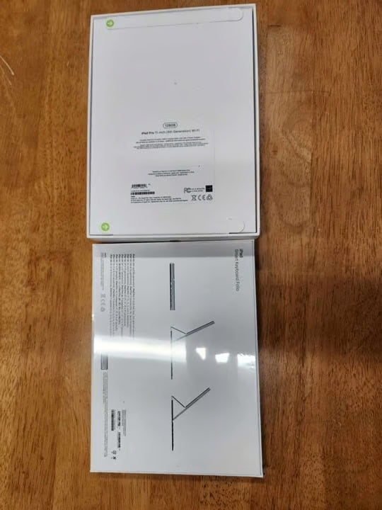 iPad Pro 11-inch 4th Gen and Smart Keyboard 8X22