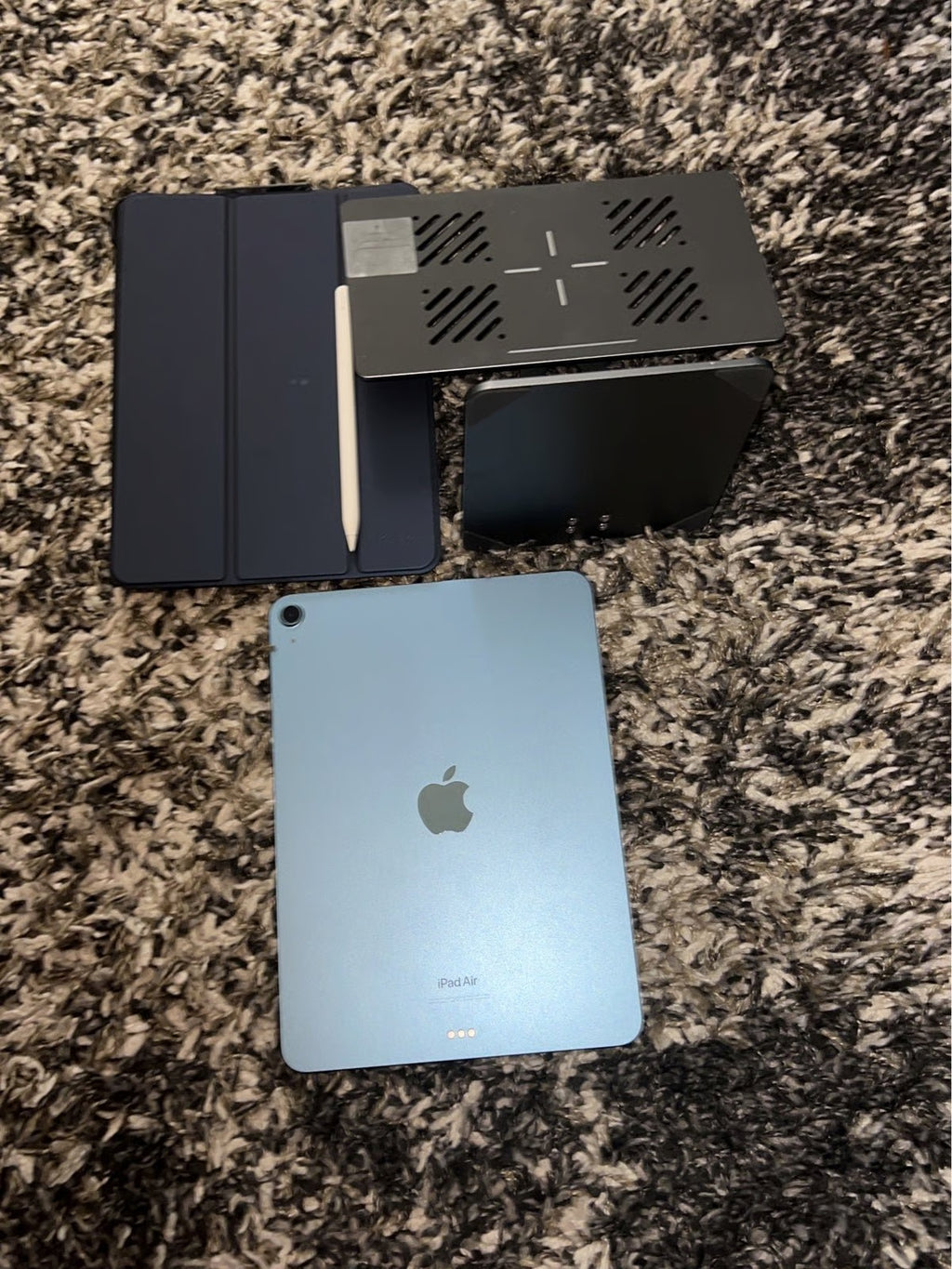 Apple iPad Air 5th Generation 64 GB in Sky Blue w/ Apple Pencil 7M29