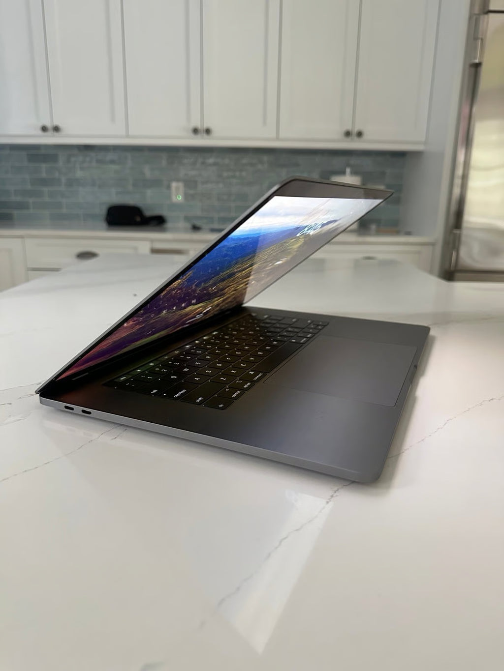 Apple Macbook Pro 2018 15鈥?w/touchbar i9 32gb RAM 1TB SSD (EXCELLENT CONDITION) 8A69