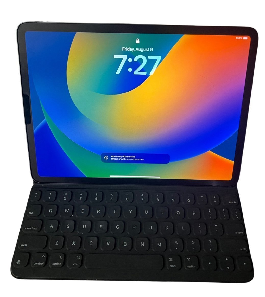 iPad Pro 11 inch 2nd generation 512 GB w/ Apple Smart Keyboard Folio and Charger 8G65