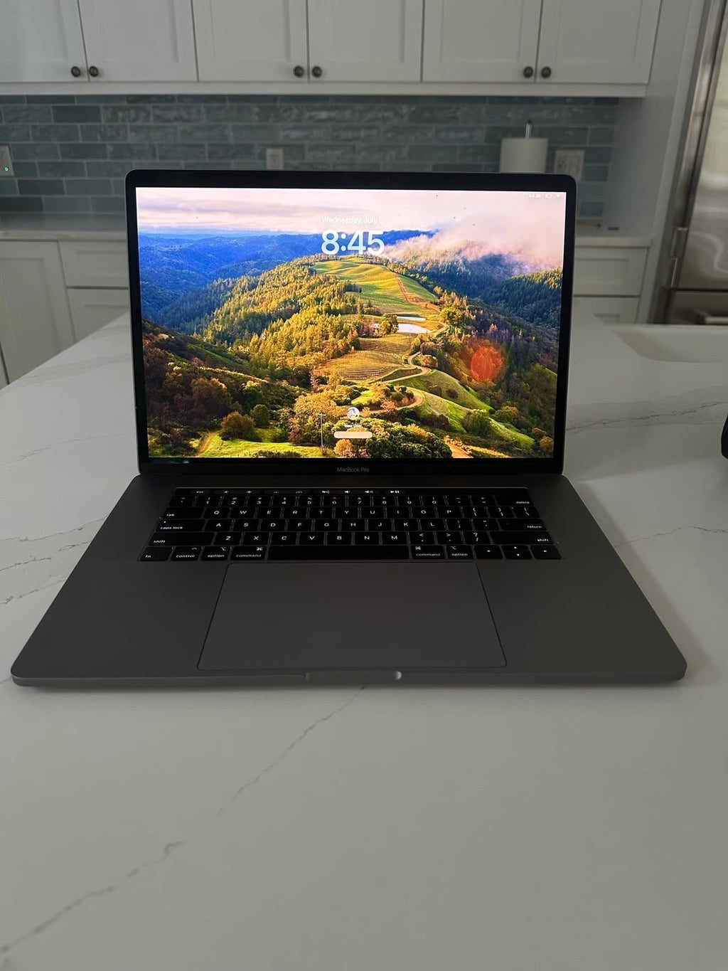 Apple Macbook Pro 2018 15鈥?w/touchbar i9 32gb RAM 1TB SSD (EXCELLENT CONDITION) 8A69