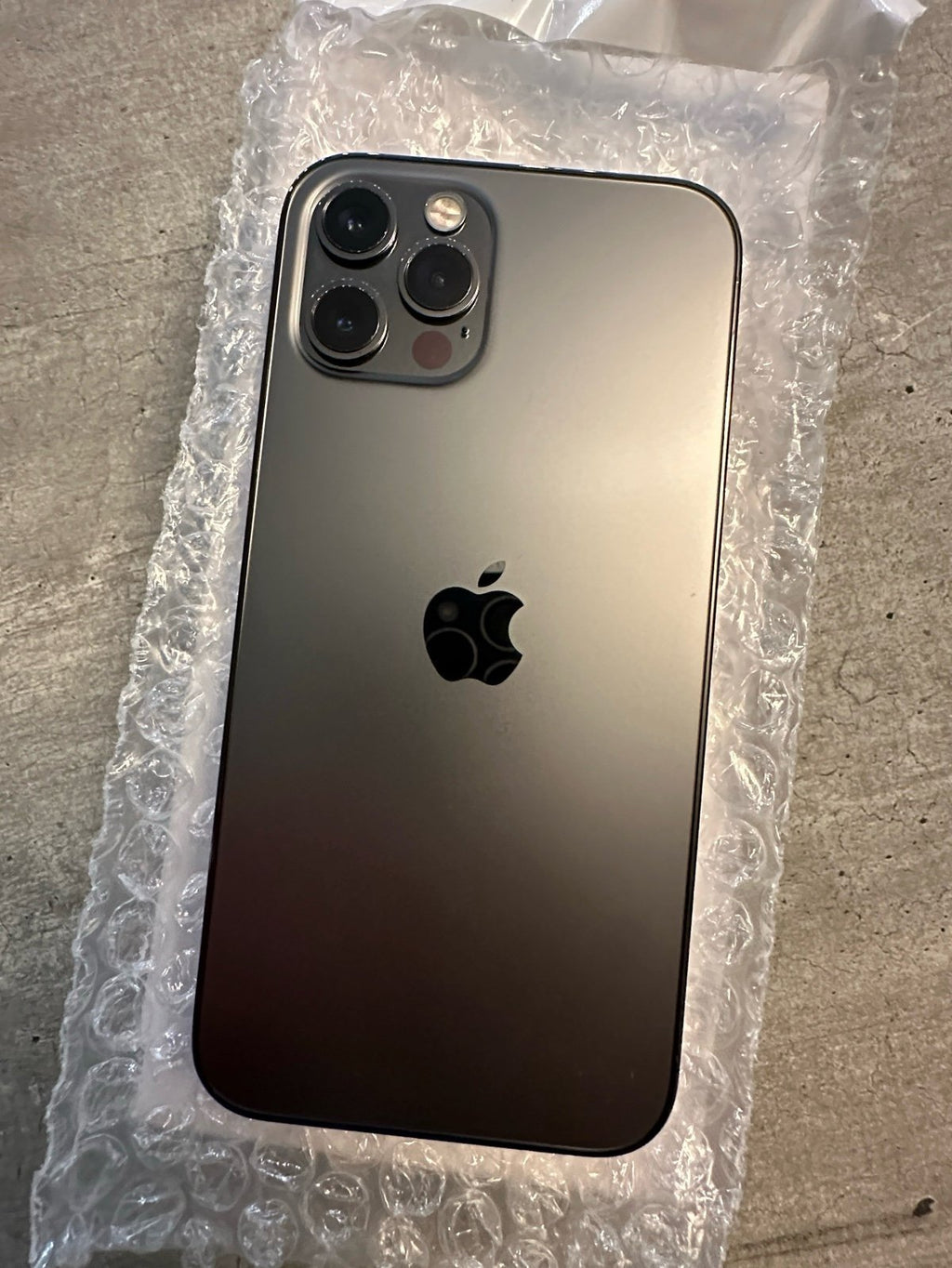 LIKE NEW! Unlocked iPhone 12 Pro 256gb Graphite 9R51