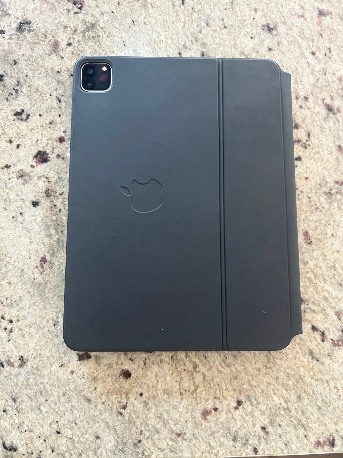 iPad Pro and magic keyboard 2G72