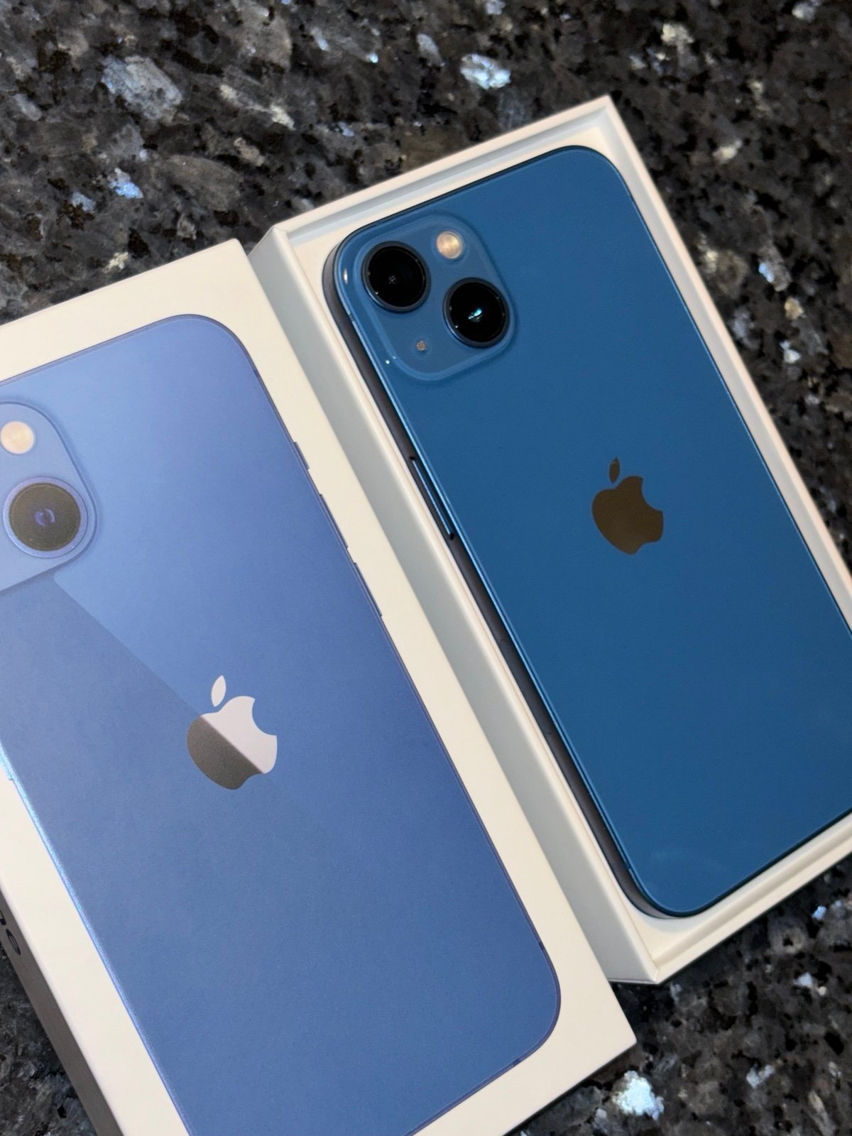 Apple iPhone 13 128 GB in Blue 9X39