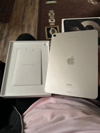 Apple iPad Air 5th Generation 256 GB in Starlight 8T96