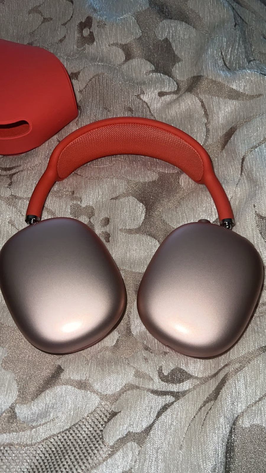 AirPods Max red 9L36