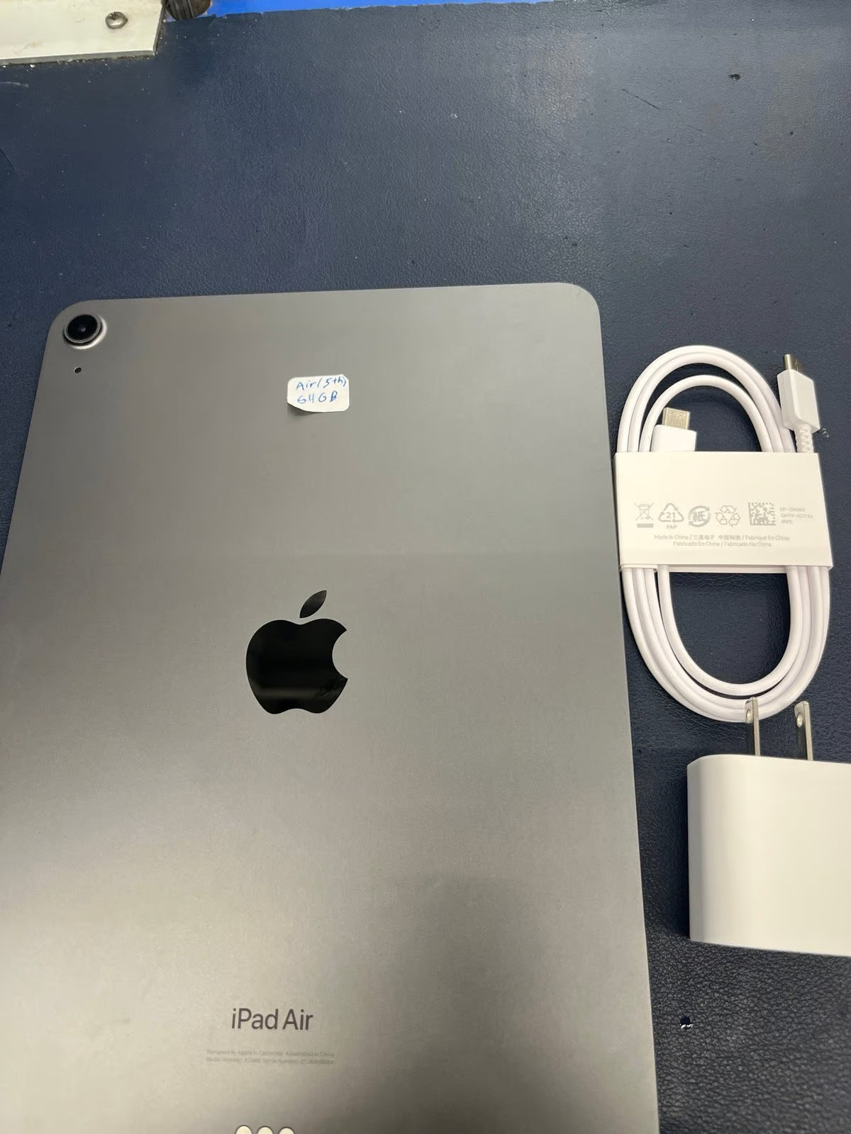 Apple iPad Air 5th Generation 64 GB in Space Gray 5R85