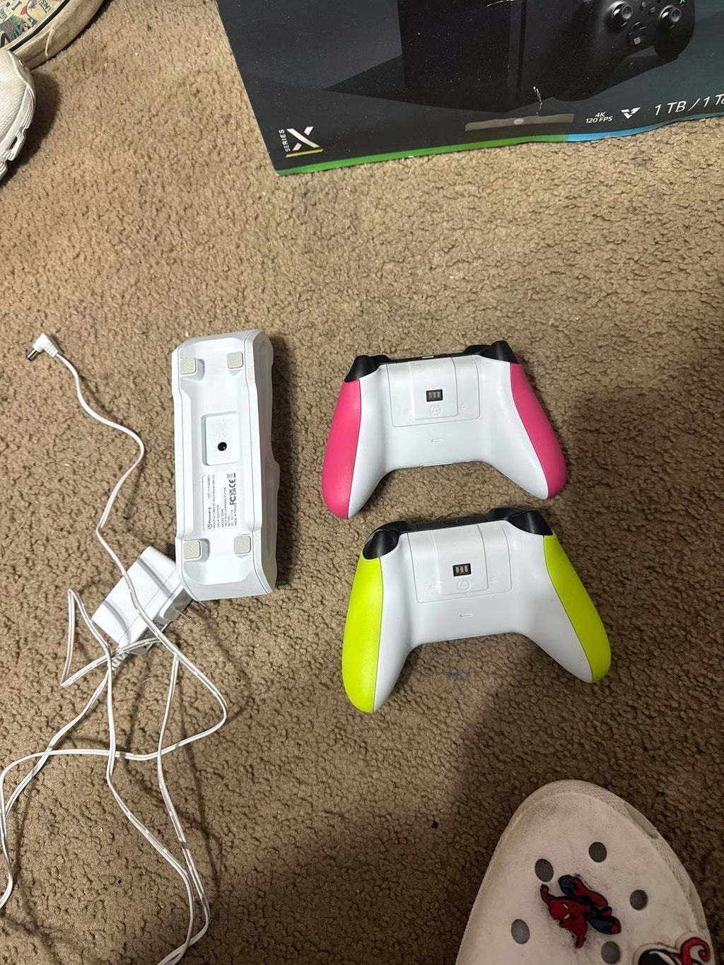 Xbox Series X w/ 4 controllers and 2 charging stands 2Q28