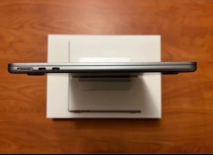 M2 MacBook Air 13 in 256gb 16gb Ram 8L83