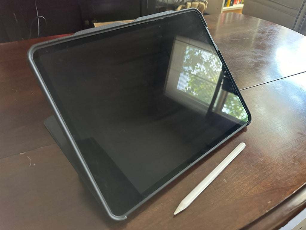 iPad pro 12.9�?5th Gen M1 2TB w/ Apple Pencil 8S82