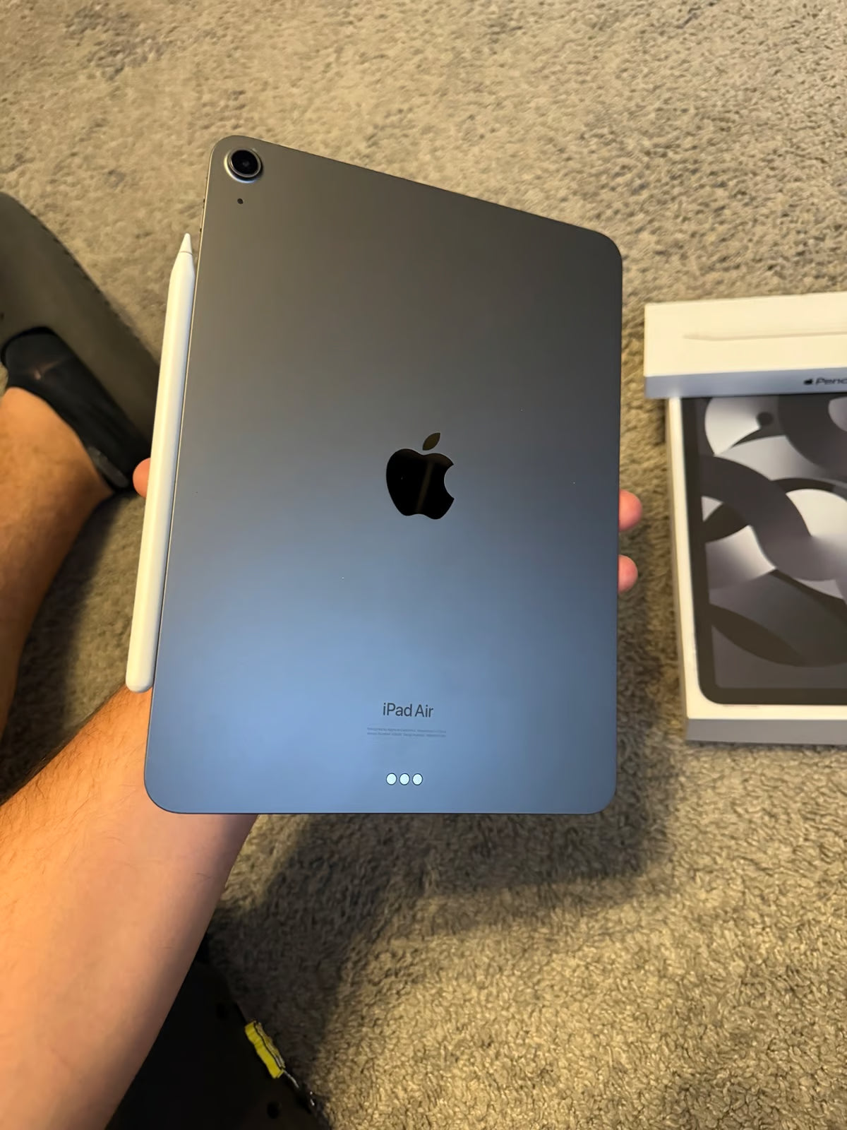 Apple iPad Air 5th Generation 64 GB WIFI 9G83