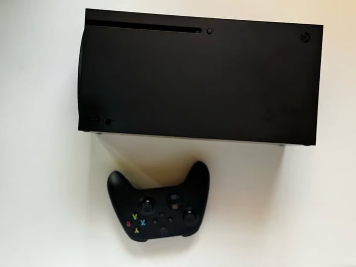 Xbox series x console & Controller 8U57