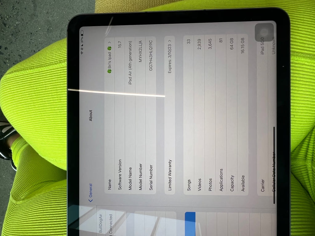 Apple iPad Air 4th Generation 64 GB in Black with keyboard 8N19