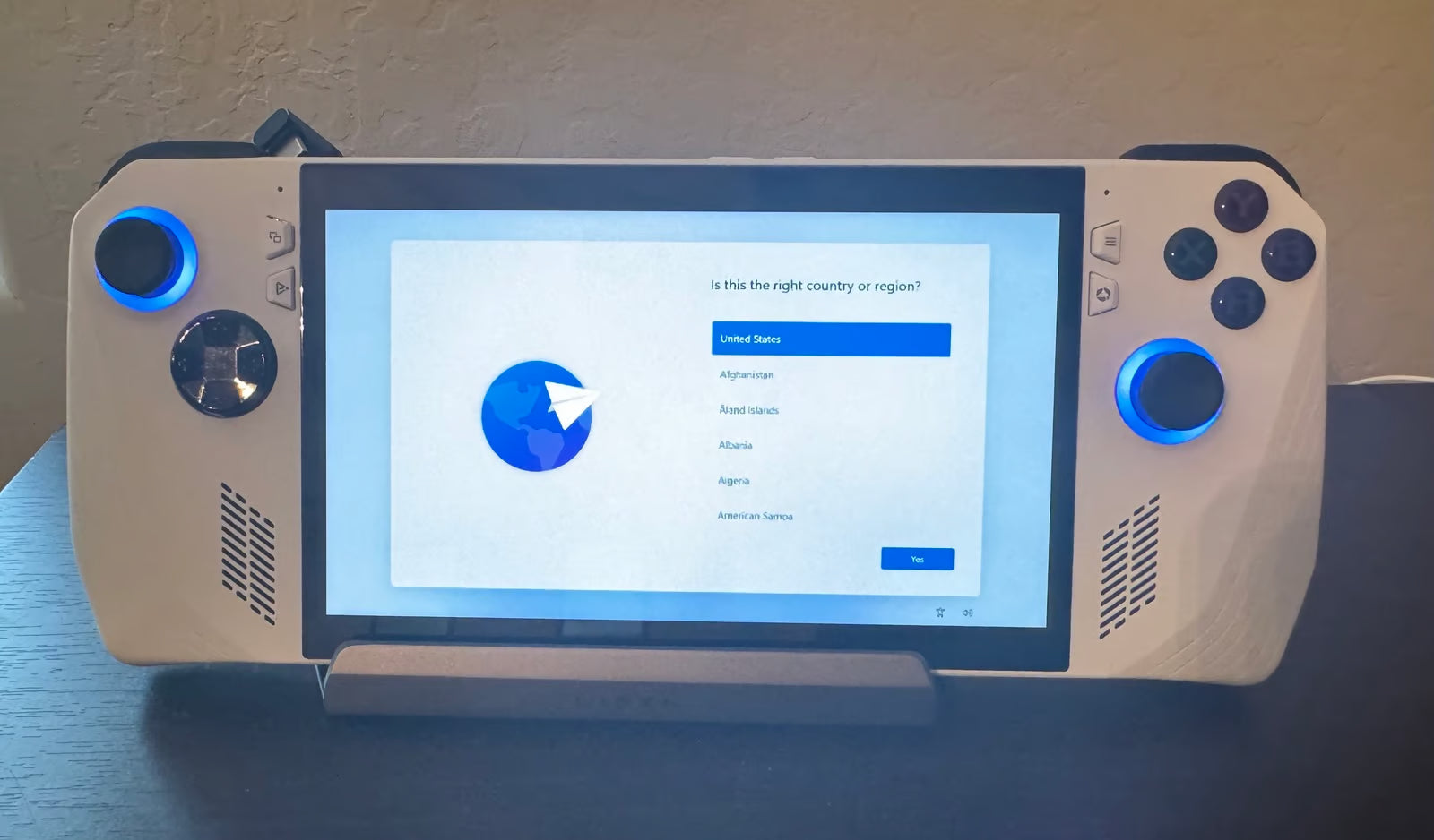 Asus ROG Ally Z1 Extreme with Case and Docking Station 8Z69