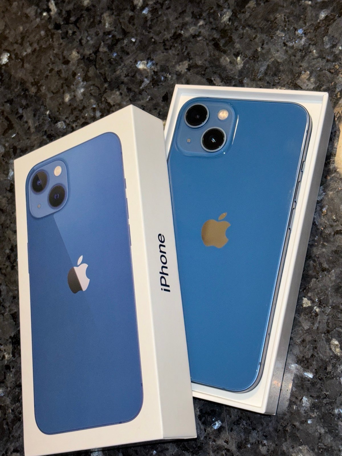 Apple iPhone 13 128 GB in Blue 9X39